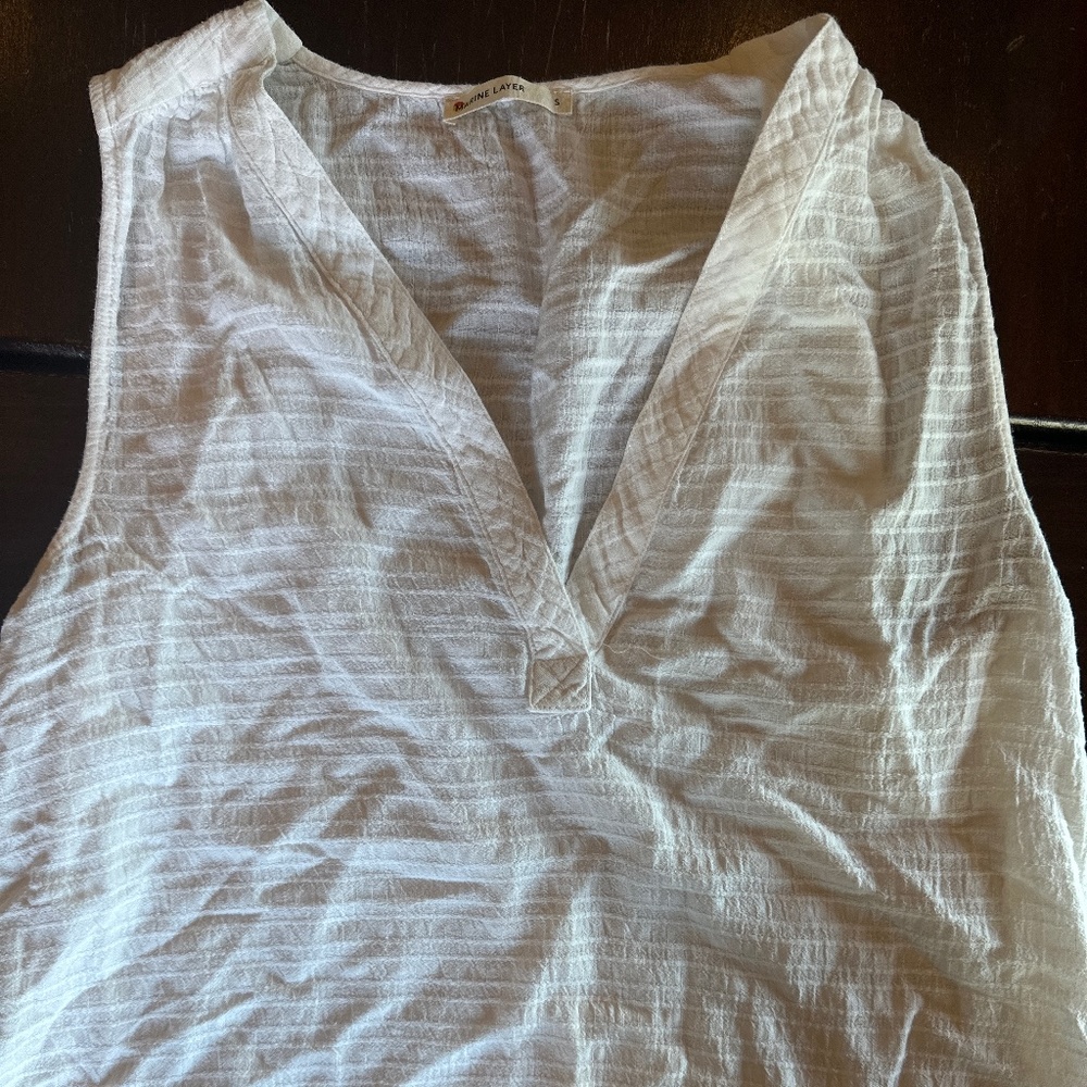 Marine layer sleeveless white cotton/rayon shirt